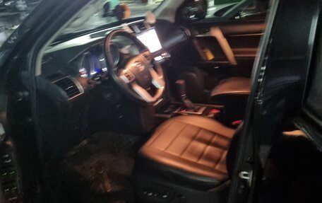 Toyota Land Cruiser Prado 150 рестайлинг 2, 2017 год, 4 250 000 рублей, 5 фотография