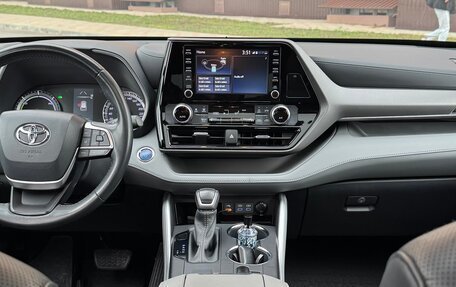 Toyota Highlander, 2022 год, 5 300 000 рублей, 8 фотография