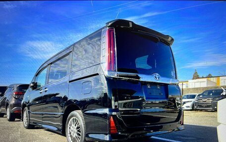 Toyota Noah III, 2019 год, 2 570 000 рублей, 4 фотография