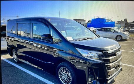 Toyota Noah III, 2019 год, 2 570 000 рублей, 2 фотография