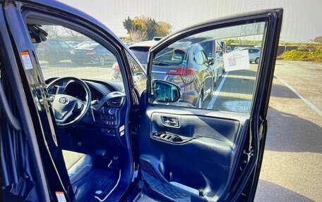 Toyota Noah III, 2019 год, 2 570 000 рублей, 10 фотография