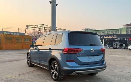 Volkswagen Touran III, 2021 год, 1 540 202 рублей, 4 фотография