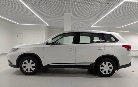 Mitsubishi Outlander III рестайлинг 3, 2016 год, 1 629 000 рублей, 10 фотография