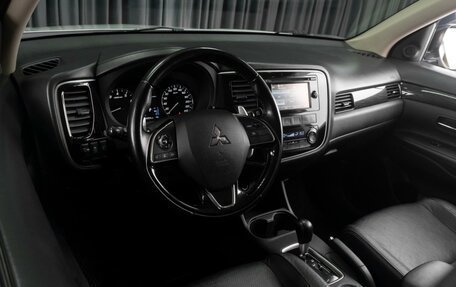 Mitsubishi Outlander III рестайлинг 3, 2016 год, 1 999 000 рублей, 6 фотография