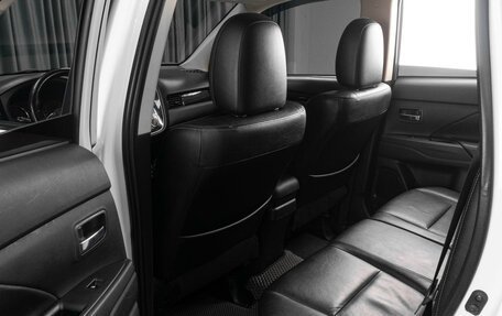 Mitsubishi Outlander III рестайлинг 3, 2016 год, 1 999 000 рублей, 11 фотография