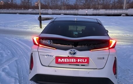 Toyota Prius IV XW50, 2017 год, 2 500 000 рублей, 3 фотография