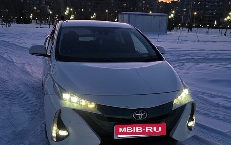 Toyota Prius IV XW50, 2017 год, 2 500 000 рублей, 2 фотография