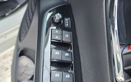 Toyota Prius IV XW50, 2017 год, 2 500 000 рублей, 6 фотография