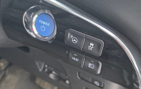 Toyota Prius IV XW50, 2017 год, 2 500 000 рублей, 9 фотография