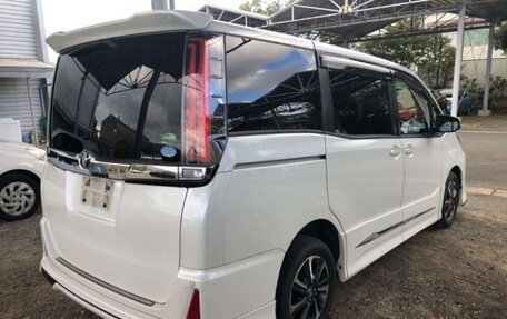 Toyota Noah III, 2017 год, 2 200 000 рублей, 2 фотография