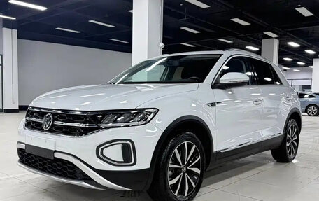 Volkswagen T-Roc I, 2023 год, 1 560 000 рублей, 1 фотография