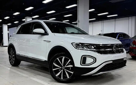 Volkswagen T-Roc I, 2023 год, 1 560 000 рублей, 2 фотография