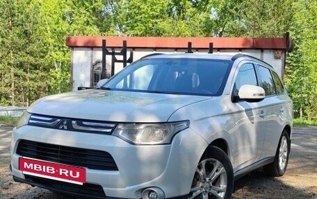 Mitsubishi Outlander III рестайлинг 3, 2012 год, 1 420 000 рублей, 2 фотография