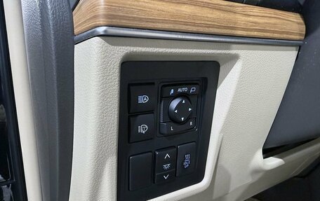 Toyota Land Cruiser Prado 150 рестайлинг 2, 2018 год, 4 599 000 рублей, 21 фотография