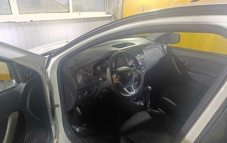 Renault Logan II, 2018 год, 845 000 рублей, 6 фотография