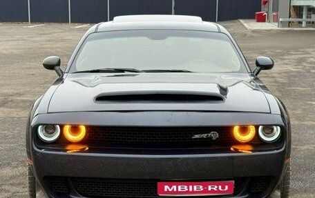 Dodge Challenger III рестайлинг 2, 2018 год, 1 890 000 рублей, 1 фотография