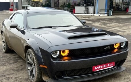Dodge Challenger III рестайлинг 2, 2018 год, 1 890 000 рублей, 2 фотография