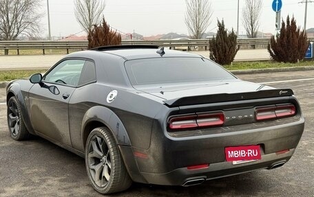 Dodge Challenger III рестайлинг 2, 2018 год, 1 890 000 рублей, 3 фотография