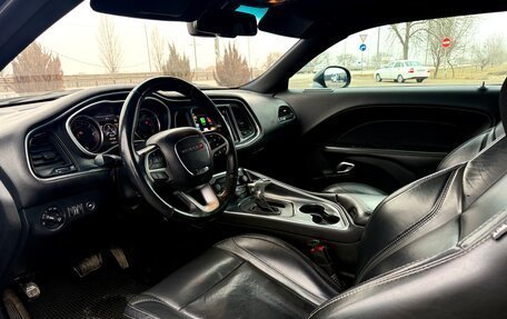 Dodge Challenger III рестайлинг 2, 2018 год, 1 890 000 рублей, 7 фотография