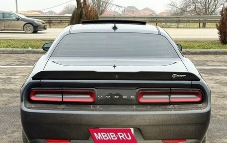 Dodge Challenger III рестайлинг 2, 2018 год, 1 890 000 рублей, 4 фотография