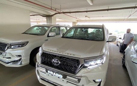 Toyota Land Cruiser Prado 150 рестайлинг 2, 2022 год, 7 500 000 рублей, 6 фотография