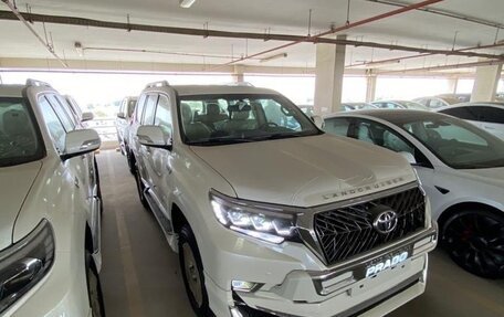 Toyota Land Cruiser Prado 150 рестайлинг 2, 2022 год, 7 500 000 рублей, 5 фотография