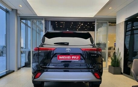 Toyota Highlander, 2022 год, 5 490 000 рублей, 4 фотография