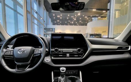 Toyota Highlander, 2022 год, 5 490 000 рублей, 21 фотография