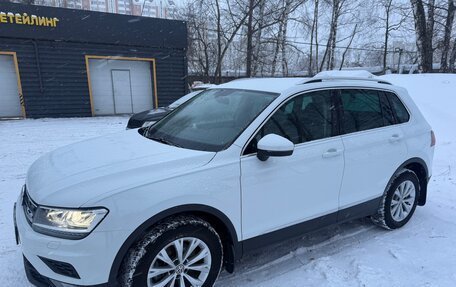 Volkswagen Tiguan II, 2018 год, 2 600 000 рублей, 2 фотография