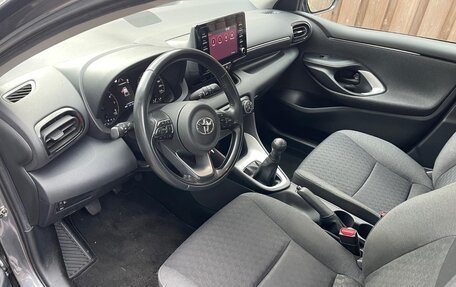 Toyota Yaris, 2022 год, 1 317 000 рублей, 9 фотография