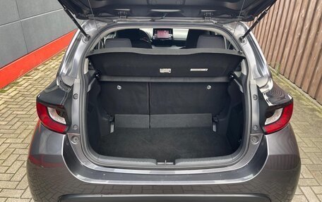 Toyota Yaris, 2022 год, 1 317 000 рублей, 6 фотография