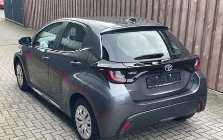 Toyota Yaris, 2022 год, 1 317 000 рублей, 2 фотография