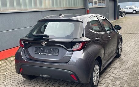 Toyota Yaris, 2022 год, 1 317 000 рублей, 10 фотография