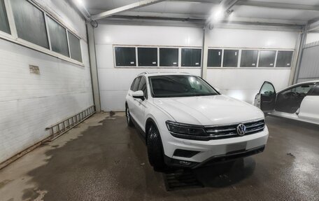 Volkswagen Tiguan II, 2018 год, 2 450 000 рублей, 2 фотография