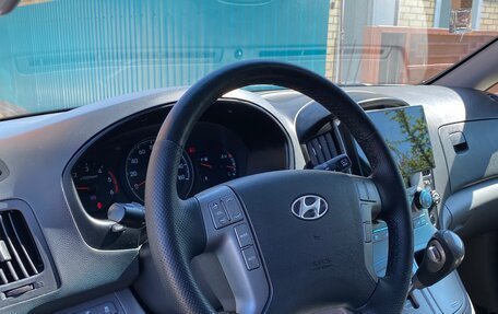 Hyundai Grand Starex Grand Starex I рестайлинг 2, 2015 год, 2 600 000 рублей, 9 фотография