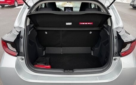 Toyota Yaris, 2022 год, 1 780 000 рублей, 9 фотография