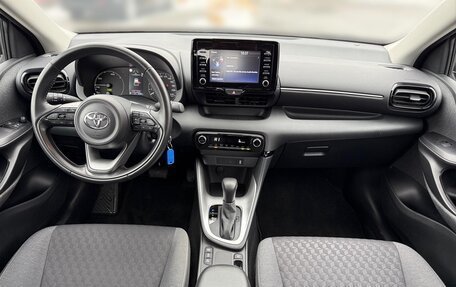 Toyota Yaris, 2022 год, 1 780 000 рублей, 12 фотография