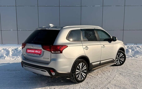 Mitsubishi Outlander III рестайлинг 3, 2020 год, 2 160 000 рублей, 4 фотография