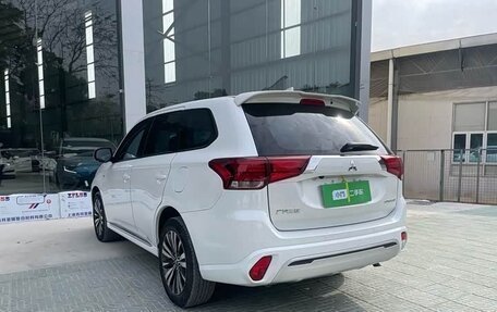 Mitsubishi Outlander III рестайлинг 3, 2021 год, 2 290 000 рублей, 5 фотография