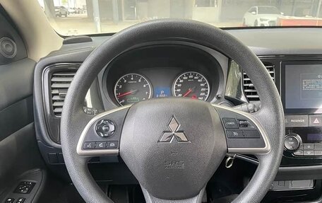 Mitsubishi Outlander III рестайлинг 3, 2021 год, 2 290 000 рублей, 10 фотография