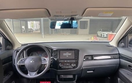 Mitsubishi Outlander III рестайлинг 3, 2021 год, 2 290 000 рублей, 8 фотография