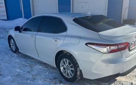 Toyota Camry, 2020 год, 3 275 000 рублей, 10 фотография