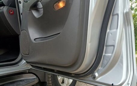 Toyota Land Cruiser Prado 120 рестайлинг, 2004 год, 1 650 000 рублей, 20 фотография