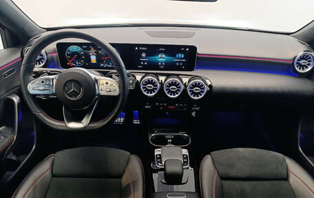 Mercedes-Benz A-Класс, 2018 год, 3 500 000 рублей, 21 фотография