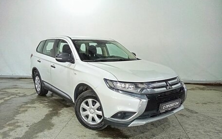 Mitsubishi Outlander III рестайлинг 3, 2018 год, 1 615 000 рублей, 3 фотография