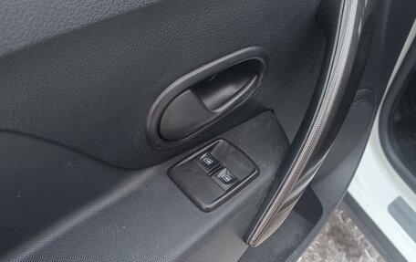 Renault Logan II, 2018 год, 870 000 рублей, 18 фотография