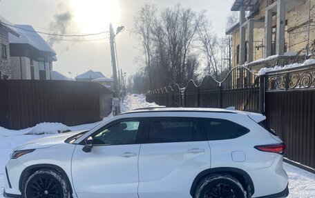 Toyota Highlander, 2023 год, 4 800 000 рублей, 5 фотография