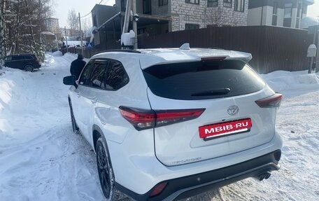 Toyota Highlander, 2023 год, 4 800 000 рублей, 3 фотография