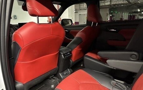 Toyota Highlander, 2023 год, 4 800 000 рублей, 8 фотография