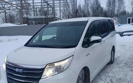 Toyota Noah III, 2015 год, 1 950 000 рублей, 2 фотография